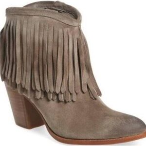 NIB Frye Ilana Fringe short dark gray, size 7.5